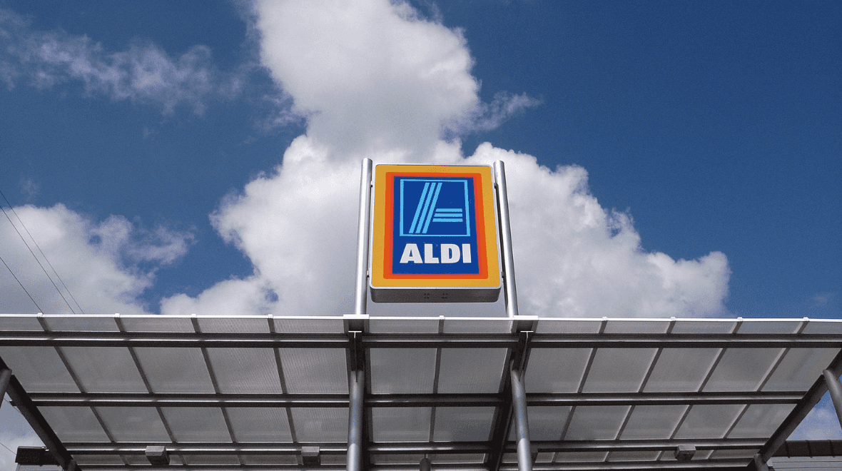 Aldi taps into the TikTok blowout trend with €14.99 Hot Air Brush Aldi taps into the TikTok blowout trend with €14.99 Hot Air Brush