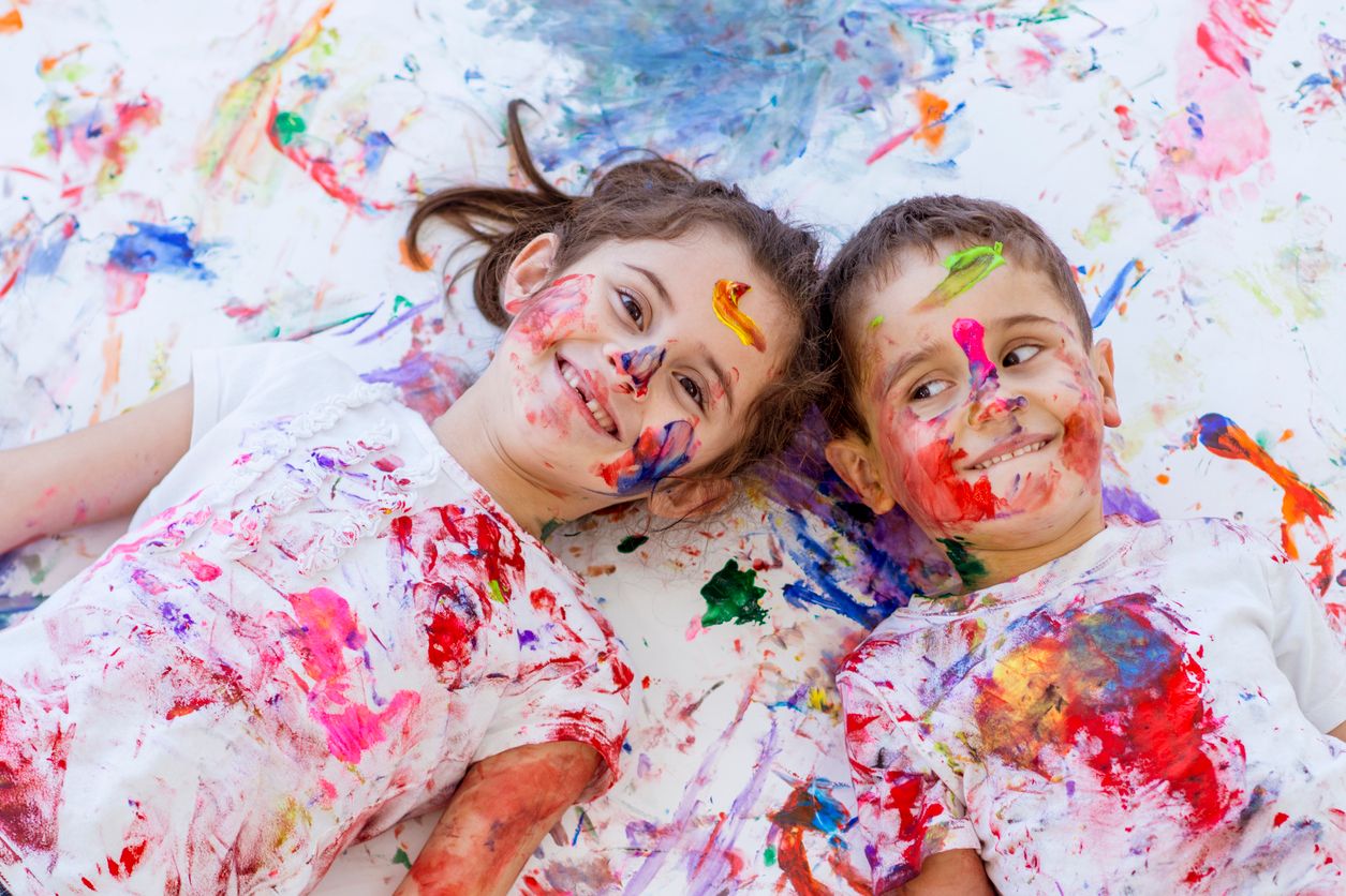 4 girls finger painting. Краски для детей. Эффект детского рисунка. Ребенок красит картину красиво. Картинка братья краски.