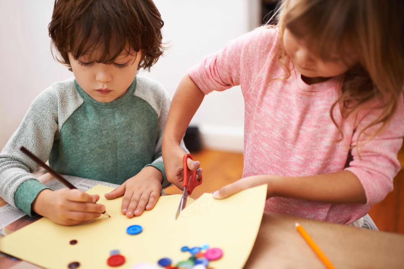 Are the children painting. Интересные работы с детьми дошкольниками. Make для детей. Дети ведут игры. Making photos картинки для детей.