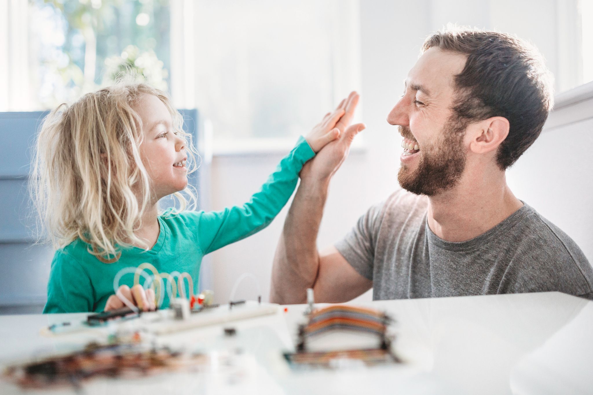 Dad blonde. Отец учит. Родители поощряют ребенка. Папа учит ребенка. Отец научил дочь.